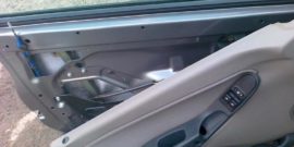 Снятие обшивки дверей Лады Калины своими руками