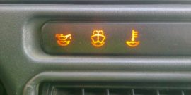 Почему горит лампочка давления масла на ВАЗ 2114/2115: причины и решения